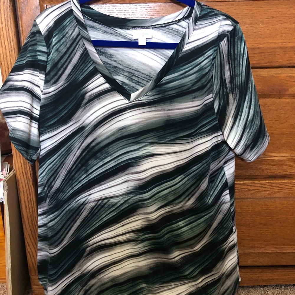 NWOT black, white, and touch of teal V-neck! 🔥